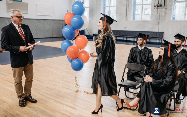 Gelar Sarjana Ilmu Komunikasi & Prospeknya