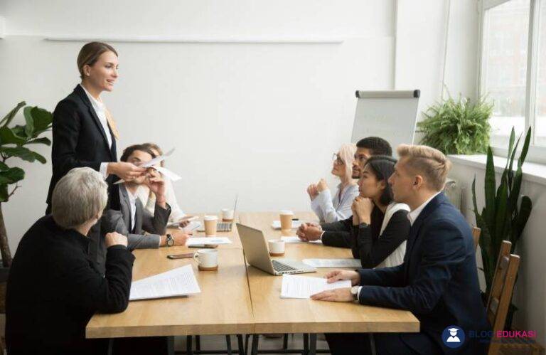 Sarjana Sos Adalah: Pengertian, Prospek & Peluang Karier